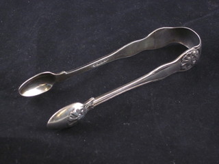 A pair of Victorian silver Queens pattern sugar tongs, London 1848, 2 ozs