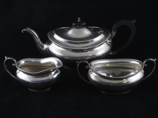 An oval silver 3 piece tea service comprising teapot, cream jug  and sugar bowl, Chester 1911 and 1924, 29 ozs
