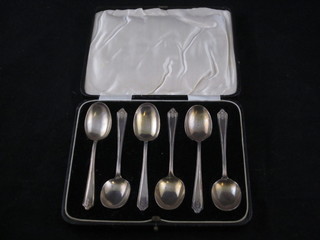 A set of 6 silver teaspoons, Birmingham 1932, cased