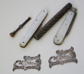 2 silver bladed pocket knives with mother of pearl grips, a silver propelling pencil, a gilt propelling pencil and 2 pierced silver  letters