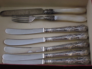 A pair of Victorian silver fruit knives with silver blades and mother of pearl grips together with 6 Queens pattern silver  handled tea knives