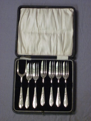 A set of 6 silver plated pastry forks and servers, cased