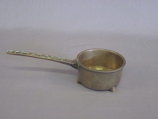 A circular brass saucepan the handle marked Warnir 1P 5"