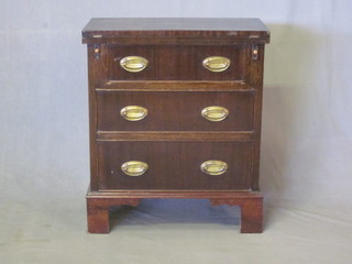A Georgian style mahogany Bachelors chest of 3 long graduated drawers, 23"