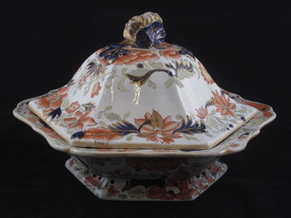 A Victorian Imari pattern Masons patented ironstone octagonal  urn and cover 12", crack to lid,