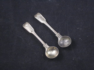 A pair of Edwardian silver fiddle thread and shell pattern mustard spoons, London 1905