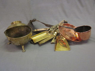 A small copper saucepan, a pierced copper dish, 2 brass dishes,  various horse brasses etc