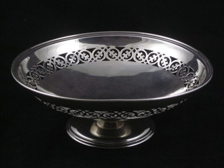 A circular pierced silver bowl, raised on a spreading foot, Birmingham 1927, 9 ozs