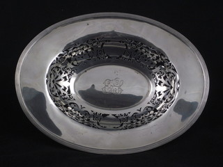 An Edwardian oval pierced silver dish, London ?, marks rubbed, 11 ozs
