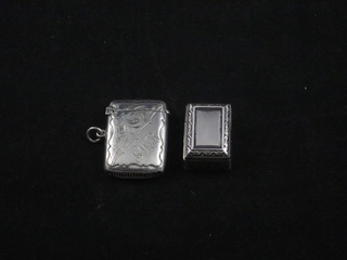A silver vinaigrette Birmingham 1926 and a small trinket box  with hinged lid marked 925 1"
