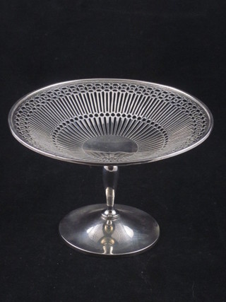 A pierced circular silver pedestal bowl, Birmingham 1934 by Walker & Hall, 5 ozs