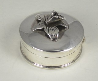 A modern silver cased tape measure