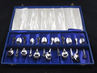 A set of 12 silver plated teaspoons, cased