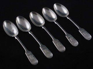 A set of 5 Edwardian silver fiddle pattern teaspoons, London  1905, 4 ozs