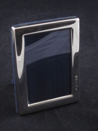 A modern plain silver easel photograph frame 4" x 3"