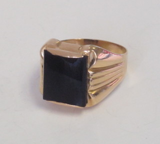 A gentleman's 18ct gold signet ring set a square polished black  stone