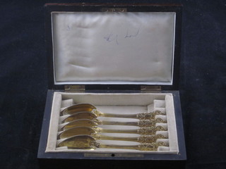 5 Continental gilt metal teaspoons contained in a rosewood case