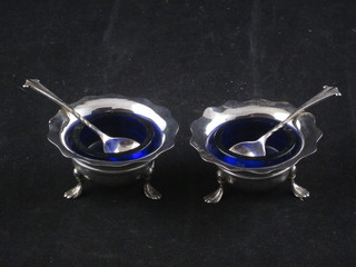 A pair of Edwardian circular silver salts, Sheffield 1906 complete with blue glass liners, 1 oz