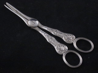 A pair of William IV silver Kings pattern grape scissors, London 1830, 3 ozs