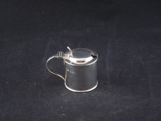 A cylindrical silver mustard pot, Sheffield 1 oz