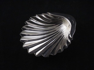 A silver scallop shaped butter dish 2 ozs