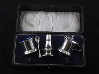 An Art Deco 3 piece silver condiment set comprising mustard, salt and pepper pot, Birmingham 1924, 1 oz, cased