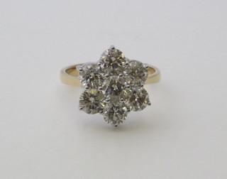 A lady's 18ct white gold cluster ring set 7 diamonds, approx.  3.3ct