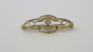 A gold bar brooch set diamonds and 2 pearls