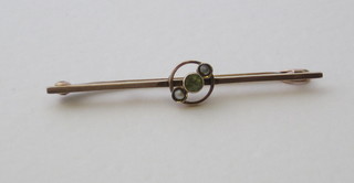 A gold bar brooch set peridot and pearls