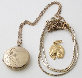 A gilt metal pendant in the form of a horse shoe, a gilt metal locket and 2 gilt metal chains