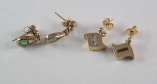2 pairs of lady's earrings