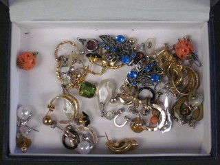 A quantity of various earrings