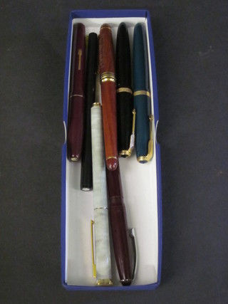 A green and a black Parker Duofold fountain pen, a Waterman fountain pen, a Mont Blanc fountain pen, a wooden cased  fountain pen and 2 other fountain pens