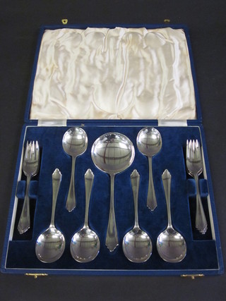 A silver plated fruit set comprising serving spoon and 6 spoons  and forks, cased
