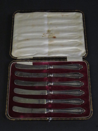 A set of 6 tea knives with silver handles
