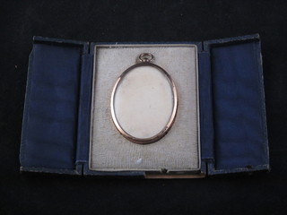 An oval metal frame 3"