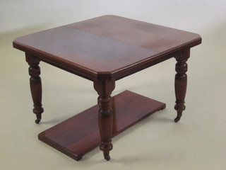 A Victorian walnut extending dining table with 1 extra leaf, raised on turned and reeded supports