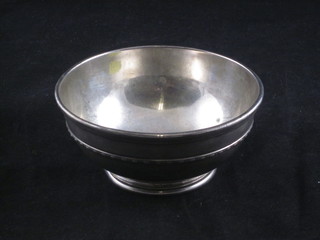 A circular silver bowl, Birmingham 1923 4 1/2 ozs