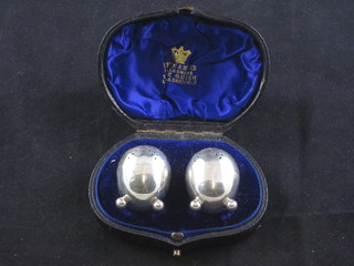 A pair of Victorian silver globular shaped pepperettes, Sheffield 1888 by Mappin & Webb, 2 ozs, cased