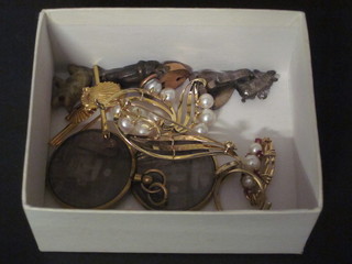 2 gilt metal lockets, 2 gilt metal Shell Long Service brooches, 2 gold brooches, etc