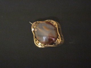 A Victorian oval agate brooch contained in gilt metal mounts