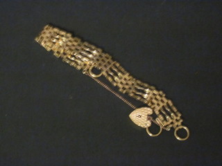 A 9ct gold gate bracelet with padlock claps