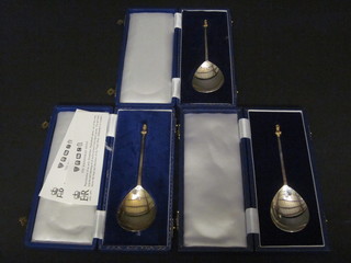 3 silver Maidenhead spoons, London 1977 with Silver Jubilee hallmark, 2 ozs, cased