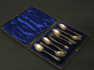 An Edwardian set of 6 silver Old English pattern teaspoons and matching tongs, Sheffield 1904, 3 1/2 ozs, cased
