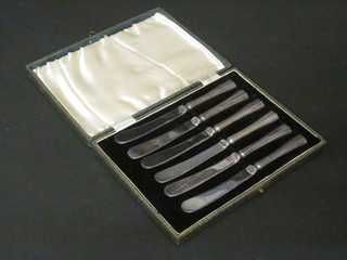 A set of 6 silver handled tea knives, Sheffield 1932, cased