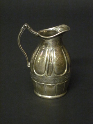 A Victorian silver cream jug, Birmingham 1865, 3 1/2 ozs