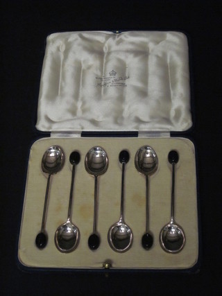 A set of 6 silver bean end coffee spoons by Walker & Hall, Sheffield 1938, cased