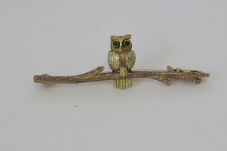 A 9ct gold bar brooch in the form of an owl