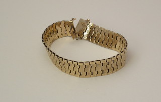 A 9ct yellow gold bracelet
