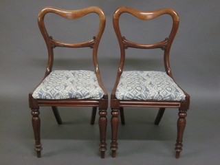 A set of 4 William IV rosewood spoon back dining chairs with shaped mid rails, raised on turned and fluted supports